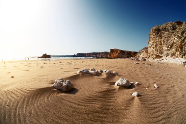 olan kayalıklarla plaj