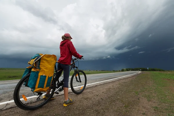 Hiker with bicycle — Stock Photo, Image