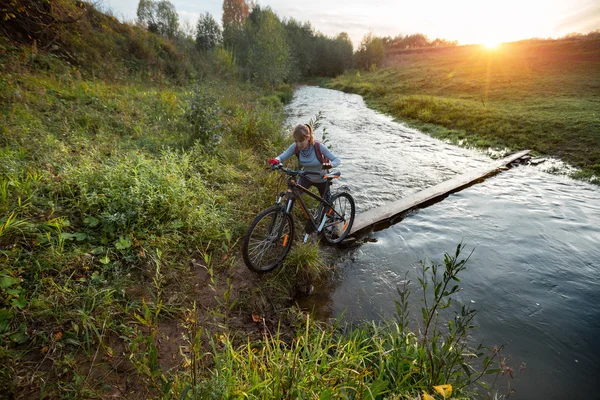 Senhora com bicicleta — Fotografia de Stock