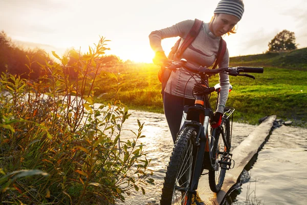 Signora con bicicletta — Foto Stock