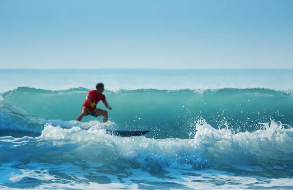 Surfista na prancha — Fotografia de Stock