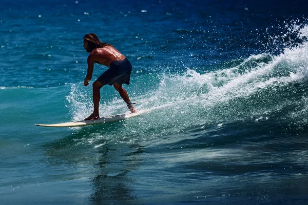 Surfer auf dem Brett — Stockfoto