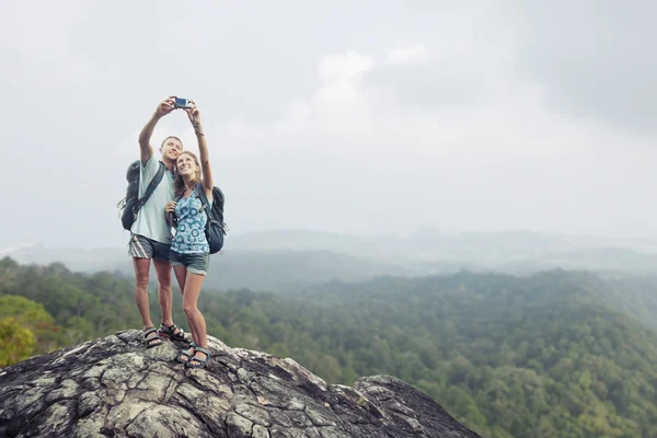 Escursionisti sulla roccia con macchina fotografica — Foto Stock
