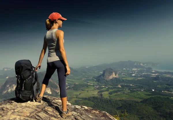 Junge Dame mit Rucksack — Stockfoto