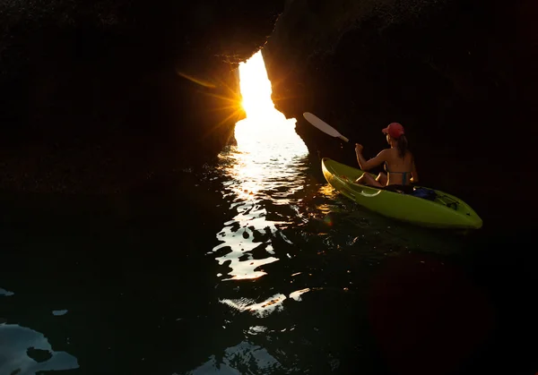 Jeune femme pagayant le kayak — Photo