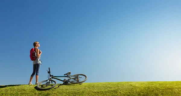 自転車と女性 — ストック写真