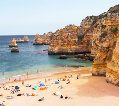 olan kayalıklarla plaj