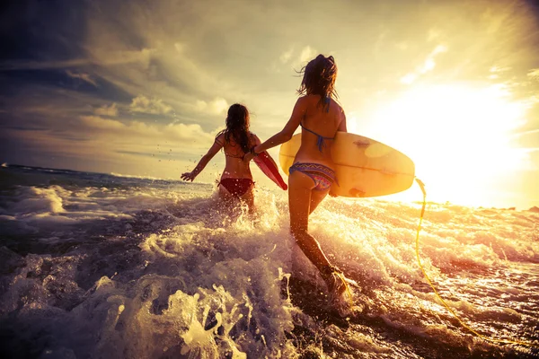 Κυρίες surfers με πίνακες — Φωτογραφία Αρχείου