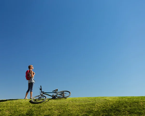 Bicicleta e senhora — Fotografia de Stock