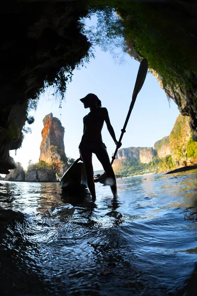 Giovane signora con il kayak — Foto Stock