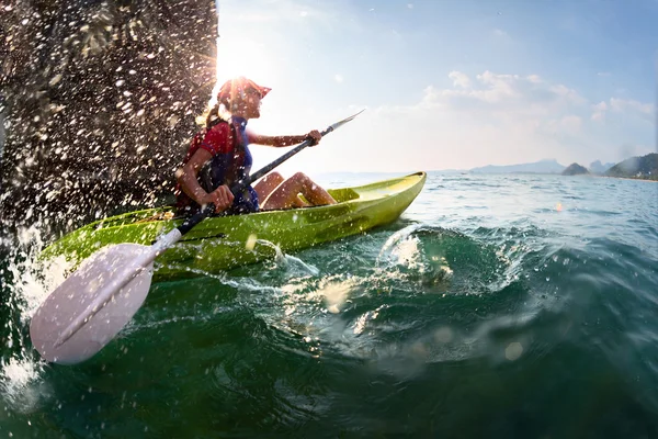 Woman with the kayak — Stock Photo, Image