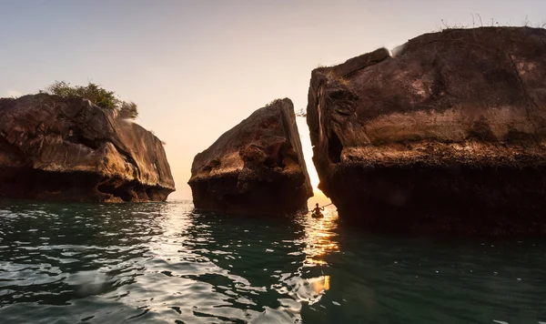 Kayaking near rocks — Stock Photo, Image