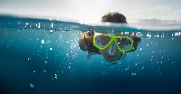 Snorkelen in de Oceaan — Stockfoto