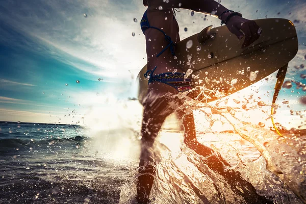 Surfer dame met Raad van bestuur — Stockfoto