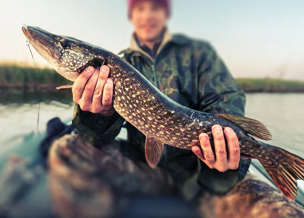 Fischer mit einem Fisch — Stockfoto