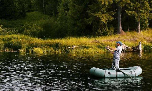Pescador em uma lagoa — Fotografia de Stock