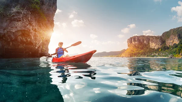 Señora con kayak — Foto de Stock