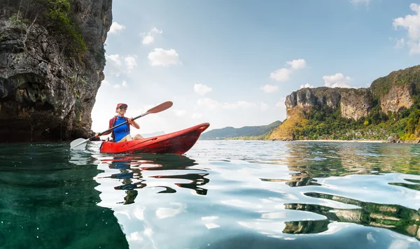 Señora con kayak — Foto de Stock