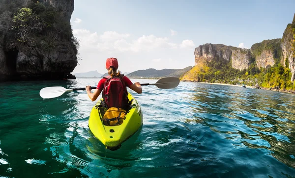 Lady with kayak — Stock Photo, Image