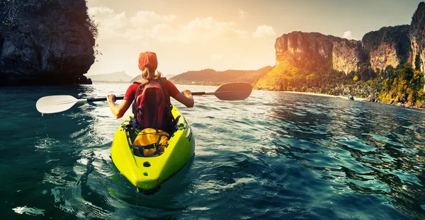 Signora con kayak — Foto Stock