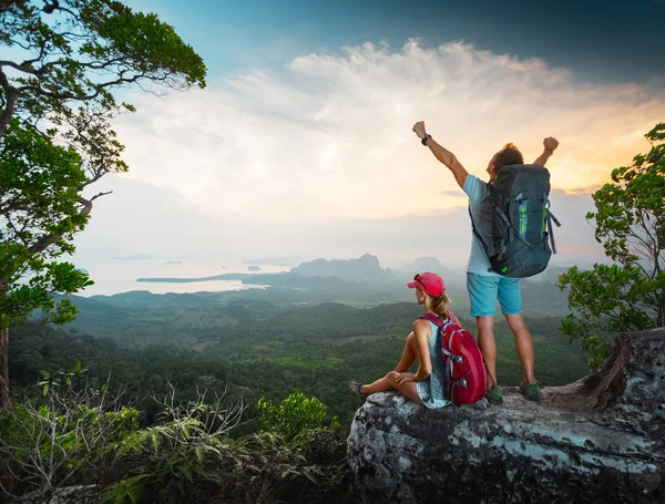 Turisté na vrcholu hory — Stock fotografie