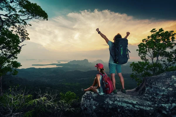 Senderistas en la cima de la montaña — Foto de Stock