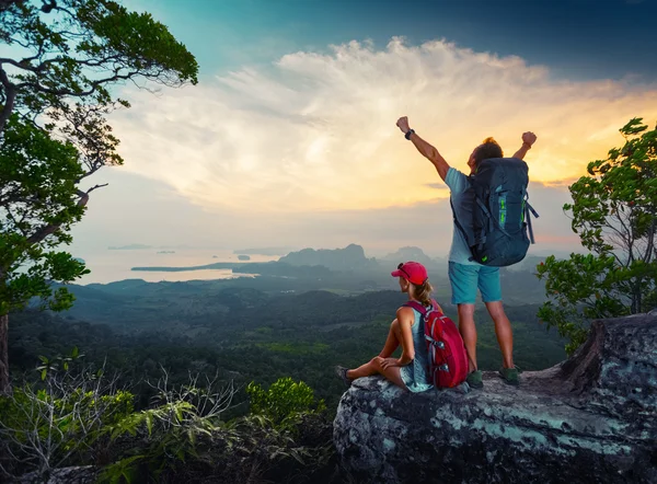 徒步旅行者在山顶 — 图库照片