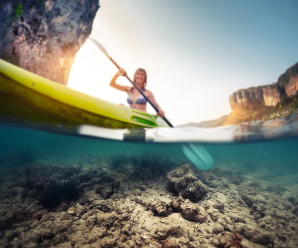 Lady met kayak — Stockfoto