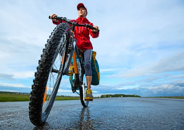 Giovane signora motociclista — Foto Stock