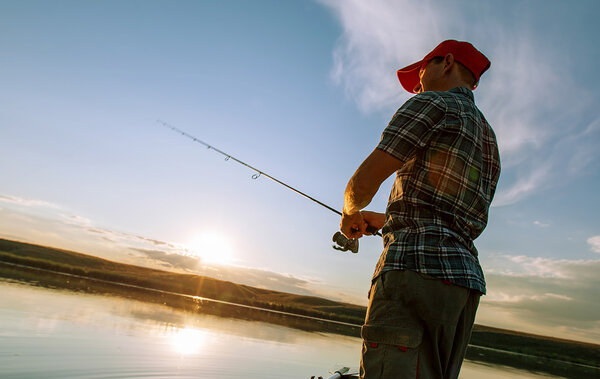 Рыбак на пруду
