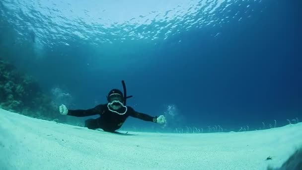 Freitaucher im Meer — Stockvideo