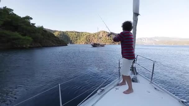 Pescador en el barco — Vídeos de Stock