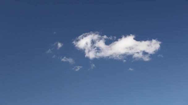 Pojedyncze chmury znika — Wideo stockowe