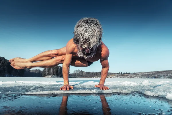 Yoga op het ijs — Stockfoto