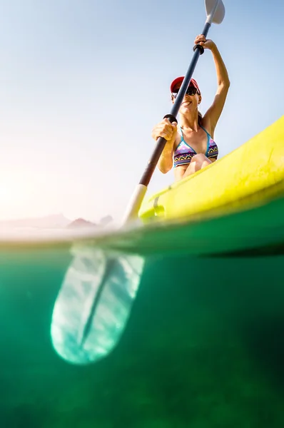 Signora con il kayak — Foto Stock