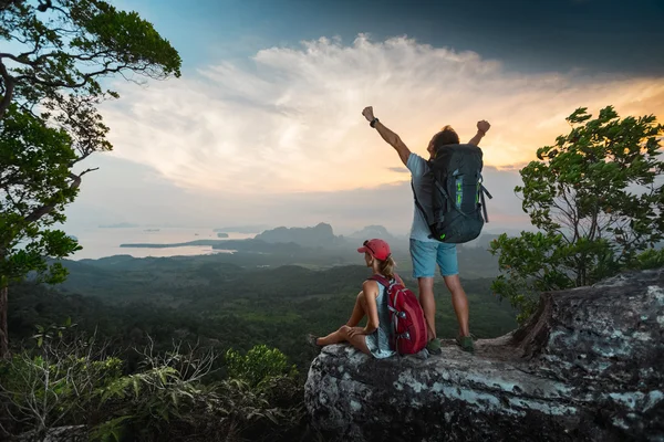 Wandelaars op de top van de berg — Stockfoto