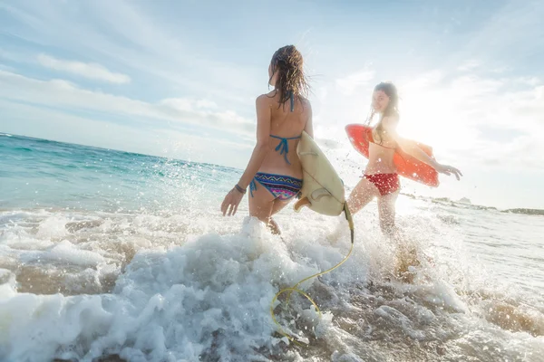 Surfer κυρίες στη θάλασσα — Φωτογραφία Αρχείου