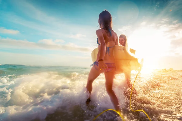 海でサーファーの女性 — ストック写真