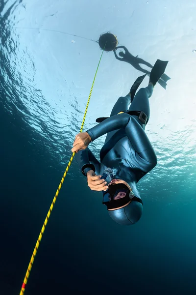 Freediver in the sea — Stock Photo, Image