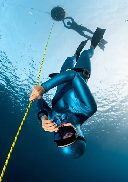 Freediver in the sea — Stock Photo, Image