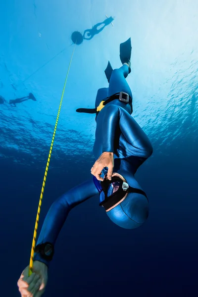 Freediver w morzu — Zdjęcie stockowe