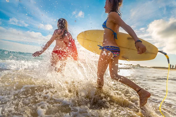 Surfeurs dames à la mer — Photo