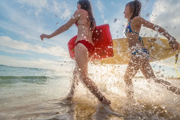 Surfer ladies at the sea — Stock Photo, Image