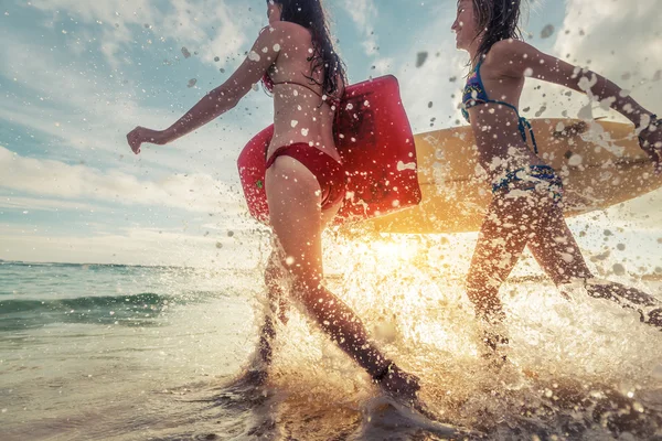 Surfer ladies at the sea — Stock Photo, Image