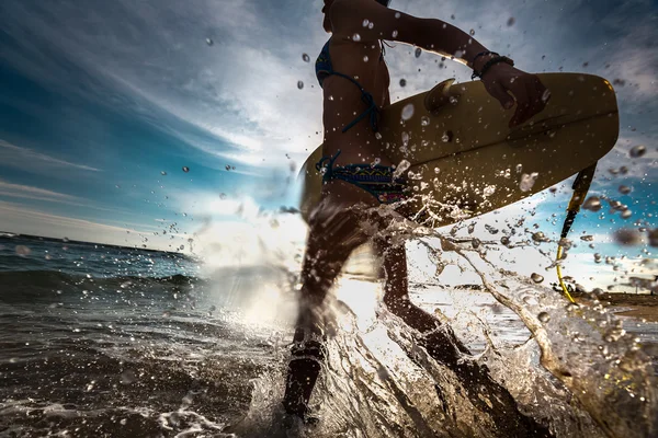 Surfař dáma u moře — Stock fotografie