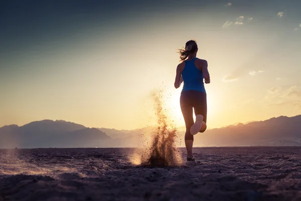 Runner in de woestijn — Stockfoto