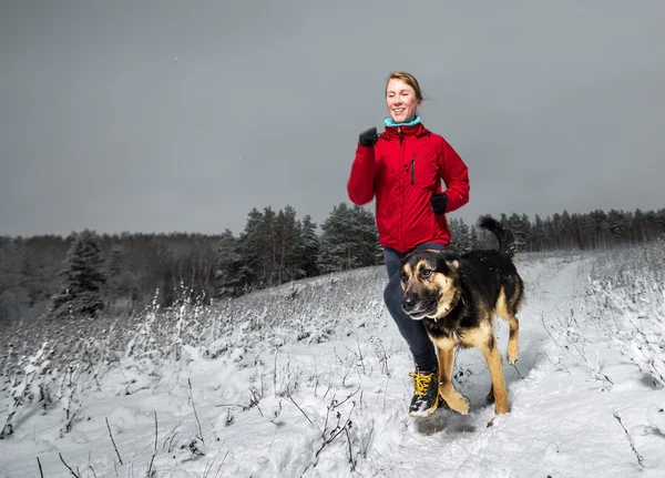 Mladá dáma, běh se psem — Stock fotografie