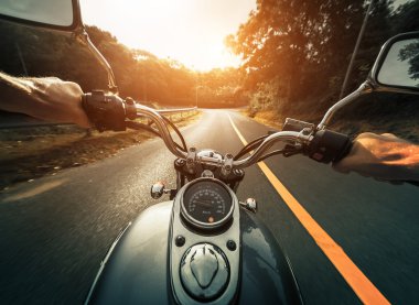 Boş asfalt yolda motosiklet