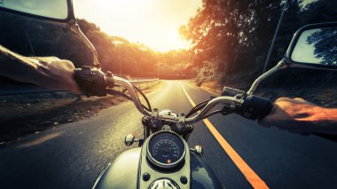 Boş asfalt yolda motosiklet