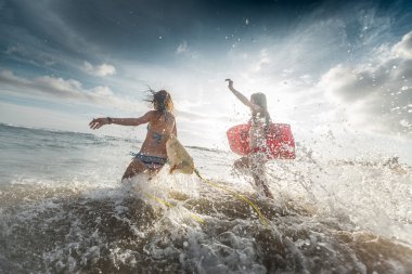 İki Bayan sörfçü